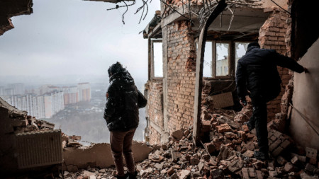 Разрушена сграда в Киев при атака с дрон, декември 2023 г.