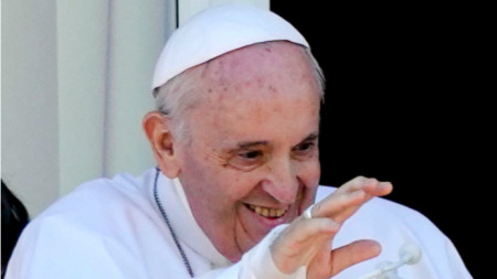 На тази снимка от 11 юли 2021 г. папа Франциск се появява на балкона на поликлиниката 