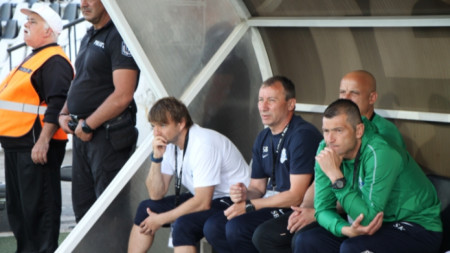 Стамен Белчев (със синята фланелка) реши с кои футболисти ще продължи в Арда.