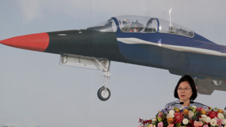 Президентката на Тайван Цай Инуън на фона на изтребител F-5