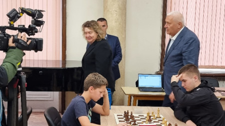 Председателят на Народното събрание е на посещение в Перник за церемонията по награждаването на победителите в Републиканския турнир по шахмат за младежи и девойки до 20 години.