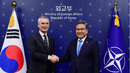Генералният секретар на НАТО Йенс Столтенберг и външният министър на Южна Корея Парк Джин