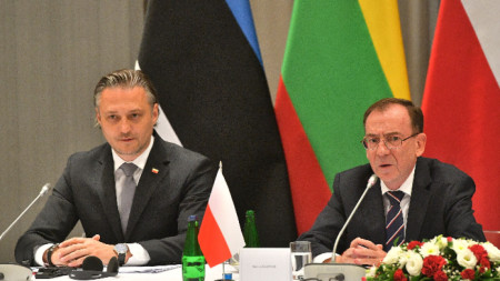 Полският министър на външните работи Мариуш Камински (вдясно) и заместник-министърът на вътрешните работи на Полша Бартош Гродецки на пресконференция във Варшава - 28 август 2023