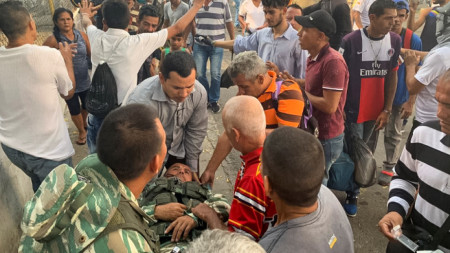 Евакуират ранен венецуелски военен е евакуиран след сблъсъци между националната гвардия и демонстранти в Урена, на границата с Колумбия.