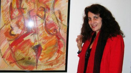 Кина Баговска с картина от изложбата за 24 май в Чикаго