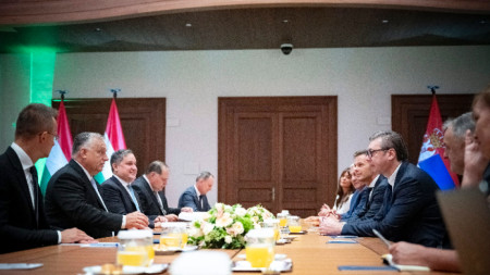 Унгарският премиер Орбан ( втори вляво) разговаря със сръбския президент Вучич (вдясно) в Будапеща, 20 август 2023 г.