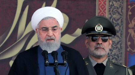 Президентът на Иран Хасан Рохани (вляво) говори на откриването на военен парад в Техеран.