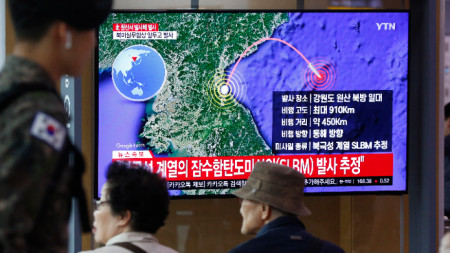 Южнокорейци гледат в Сеул извънредна емисия новини за севернокорейския ракетен тест.