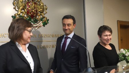 Министрите Корнелия Нинова и Даниел Лорер приеха поста от Даниела Везиева. 