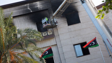 Либийски огнеборци работят по сградата на външното министерство в Триполи след джихадистката атака