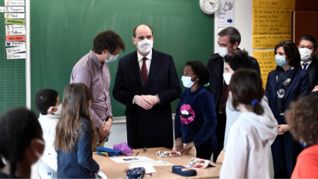 Френският премиер Жан Кастекс и министърът на здравеопазването Оливиер Верон на посещение в училище в Париж 