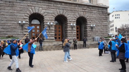 пред сградата на Агенцията по заетостта в София синдикатът на административните служители „Подкрепа“ започва серия от протестни действия в ключови държавни администрации в цялата страна.