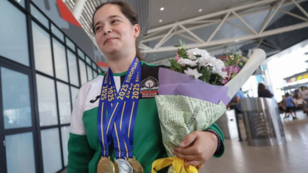 Мирослава Минчева на летището.