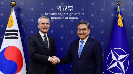 Южнокорейският външен министър Пак Джин (вдясно) и генералният секретар на НАТО Йенс Столтенберг - Сеул, 29 януари 2023