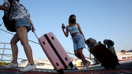 Гръцките власти облекчават мерките постепенно но основните ограничения остават След