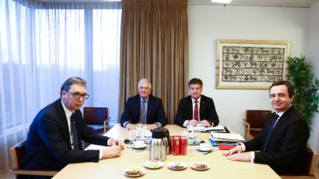 Отляво надясно - президентът на Сърбия Александър Вучич, върховният представител на ЕС за външната политика Жозеп Борел, неупоменат, вероятно - преводач, и премиерът на Косово Албин Курти - Брюксел, 27 февруари 2023