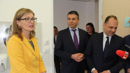 Вицепремиерът и външен министър Екатерина Захариева при визитата си в Скопие.
