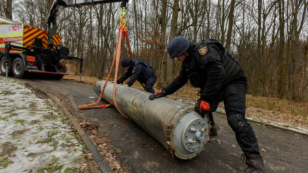 Украински сапьори товарят останки от ракета на специален камион в покрайнините на Киев, 29 декември 2022 г.