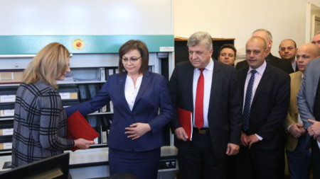 Депутати от БСП, водени от партийния лидер Корнелия Нинова внесоха вота за недоверие в деловодството на парламента.
