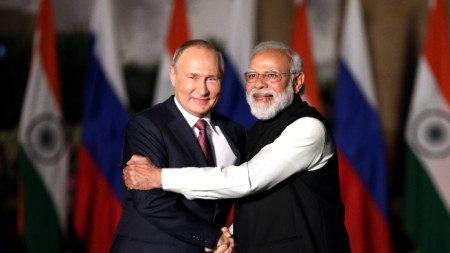 Премиерът на Индия Нарендра Моди и руският президент Владимир Путин (вляво) позират за снимка преди срещата в Ню Делхи, Индия, 6 декември 2021 г. 