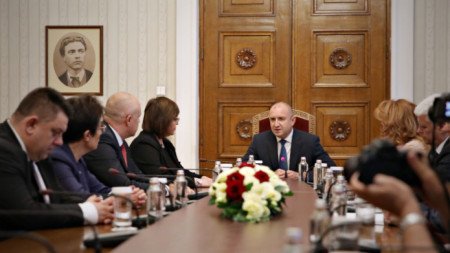 El presidente Rumen Radev (c.) mantiene consultas con el Partido Socialista Búlgaro