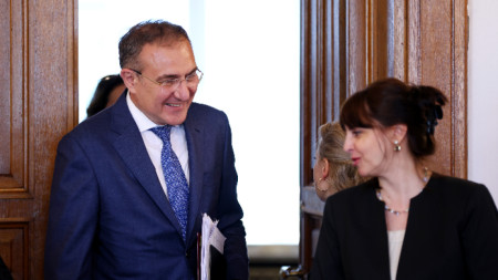 Министър Борислав Гуцанов преди заседанието на Комисията по труда и социалната политика в НС -  7 май 2025 г.