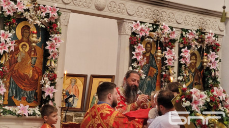 Отец Николай Величков дава причастие