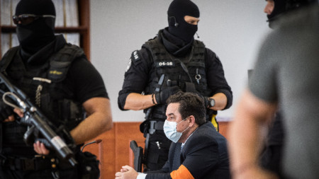 Мариан Кучнер (в средата) в съда през септември 2020, когато беше оправдан за убийството на Ян Куциак и годеницата му поради липса на доказателства