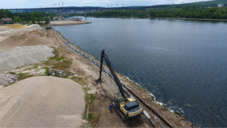 Ремонт на аварирал тръбопровод за отпадни води във Варненското езеро