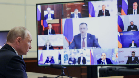 Президентът на Русия Владимир Путин председателства правителствена среща по видеоконферентна връзка от резиденцията си в Ново Огарьово.