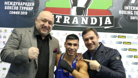 Даниел Асенов с министър Кралев и шефа на боксовата федерация Инински.