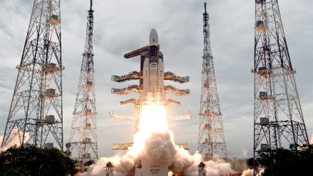 Индийският космически апарат „Чандраян-2“ бе изстрелян на 22 юли 2019 г. от космическия център в южния щат Андхра Прадеш.