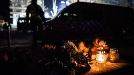 Играчки, цветя и свещи на пейка на автобусна спирка до повредения от атака на 14 януари жилищен блок в Днипро, където по последни данни са убити 40 души и 77 ранени. В неизвестност са още 25 души