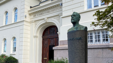 Бюст на Алфред Нобел пред Норвежкия Нобелов институт в Осло.