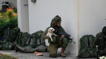 Израелски войник в Кфар Аза, Южен Израел, 10 октомври 2023 г.