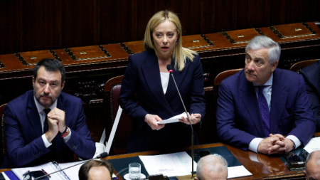 Джорджа Мелони в парламента между съюзниците си - Матео Салвини (вляво) и Антонио Таяни.