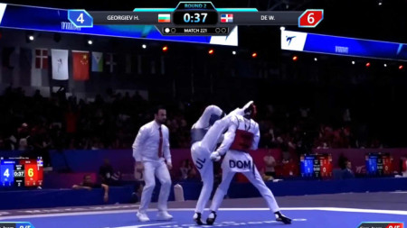 Християн Георгиев (вляво) записа блестящо представяне на Световното първенство по таекуондо в Уси, Китай