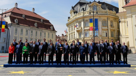„Семейна“ снимка от неформалната среща на върха на ЕС в румънския град Сибиу.