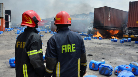 Пожари на мястото на пожара в град Ситакунд.