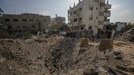 Палестинци оглеждат пораженията след израелски въздушен удар в бежанския лагер Ал Нусейрат, централната част на Ивицата Газа, 3 юни 2024 г.