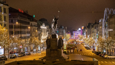 Пустият Вацлавски площад в Прага - 19 декември 2020