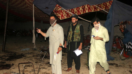 На мястото на взрива, насочен към събиране на ислямската политическа партия Jamiat Ulma-e-Islam (JUI-F) в Баджаур, Пакистан, 30 юли 2023 г.