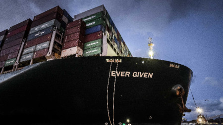 През 2021 контейноровозът Ever Given заседна и спря корабоплавеното през Суецкия канал за около една седмица