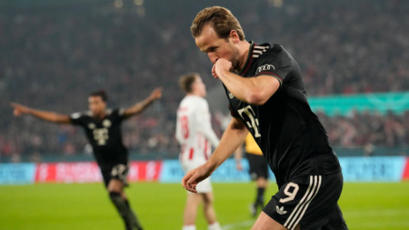 Хари Кейн се радва на гола си за 2:1 срещу Кьолн.