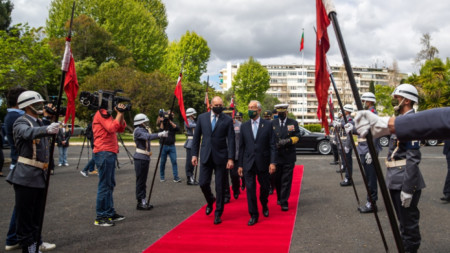 Президентите на Португалия Марсело Ребело де Соуза и България Румен Радев по време на посещението във Военната академия в Лисабон, 13 април 2022 г.