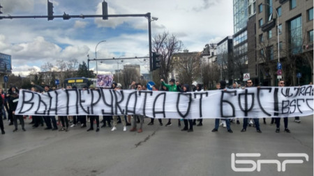 Фенове на различни футболни клубове излязоха на протест във Варна