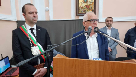 Новият кмет на Кюстендил Огнян Атанасов (вляво)