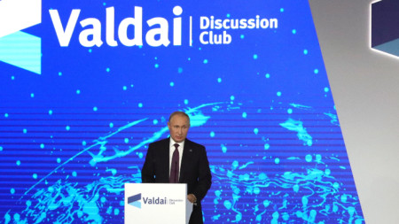 Владимир Путин говори на пленарната сесия на международния дискусионен клуб „Валдай“.