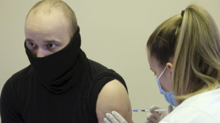 Военнослужещ от армията на Латвия получава ваксина срещу Covid-19.