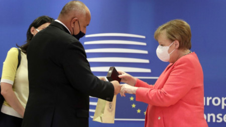 Бойко Борисов дава подарък на Ангела Меркел преди срещата на Европейския съвет